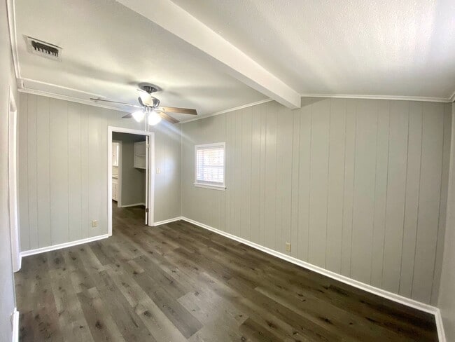 Building Photo - 3 Bedroom 3 bathroom Remodeled home ready to be loved