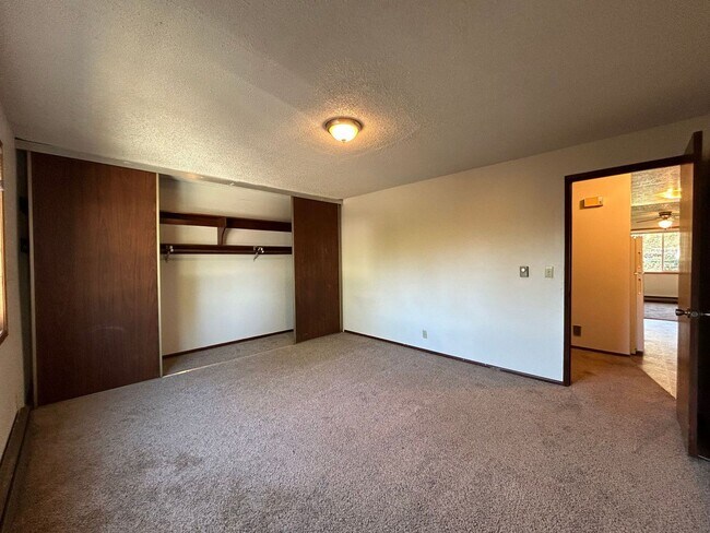 Building Photo - 1BD/1BA Apartment in Awesome Small Complex...