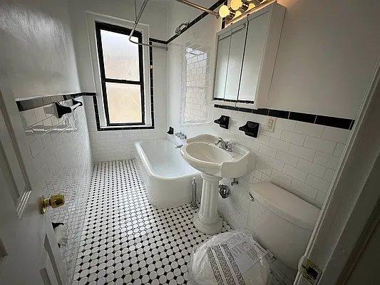 Building Photo - 2 bedroom in Bronx NY 10452