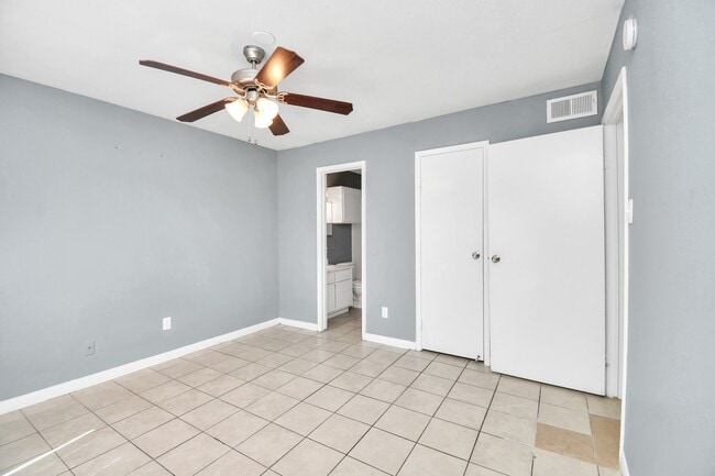 Building Photo - 5959 Bonhomme Rd