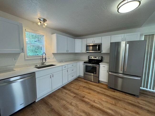 Building Photo - Fully Remodeled 2 bed/1 bath home in Cottage Grove