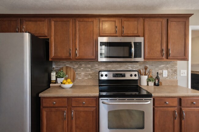 Building Photo - Stunning Split-Level Home with Space, Style & Scenic Views