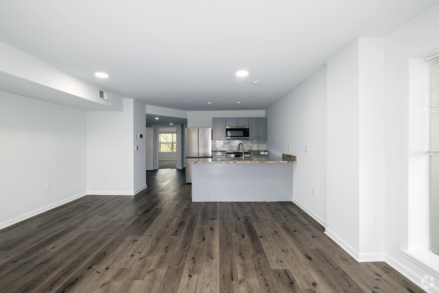 2BR, 1BA - 982SF - Dining Room - City Views Apartments