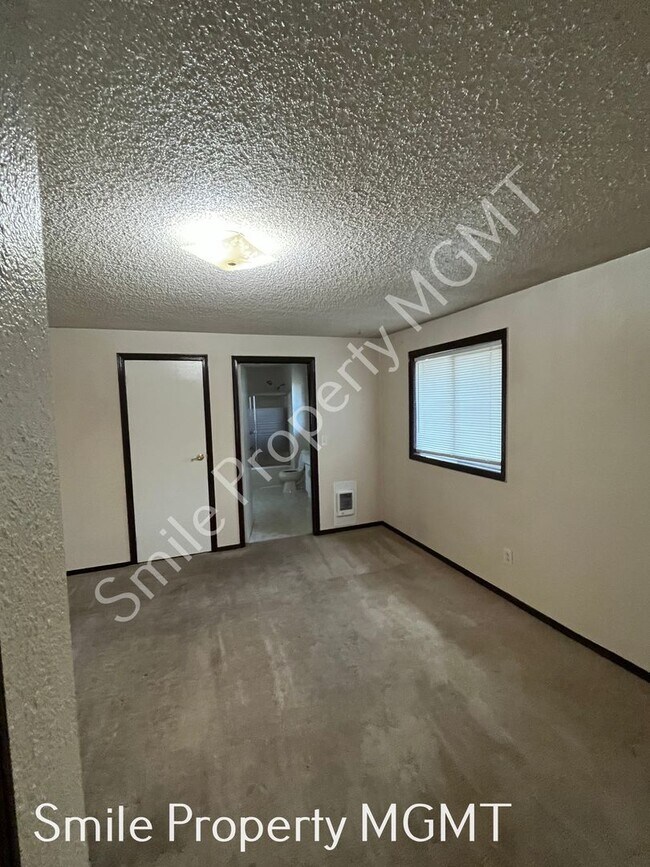 Building Photo - A charming ranch-style single-family home located in the Milwaukie area.