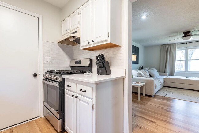 Building Photo - Available Now!  3BR 2BA Southside Neighborhood.