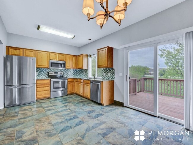 Building Photo - Charming 3 bedroom, 2 bathroom Duplex with 2 Car Garage