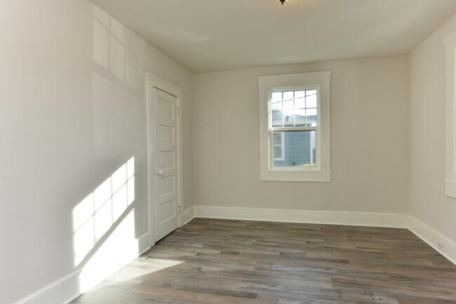 Building Photo - Super Cute Bungalow