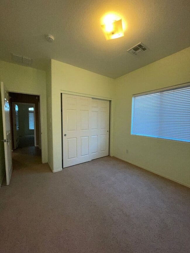 Building Photo - READY TO VIEW NOW! Spacious 3 Bed 2 Bath Home in Surprise Farms!