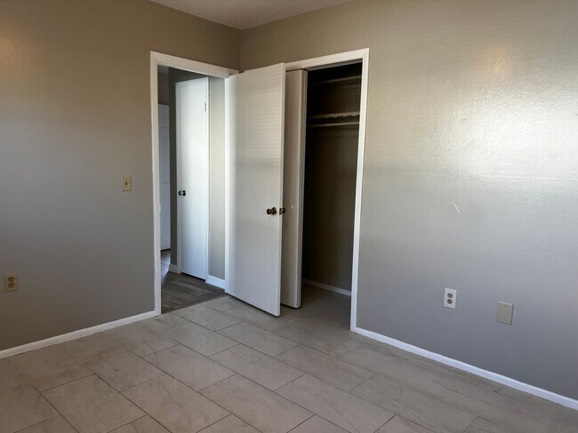 Building Photo - 2BD/1BA/Single carport - Venice