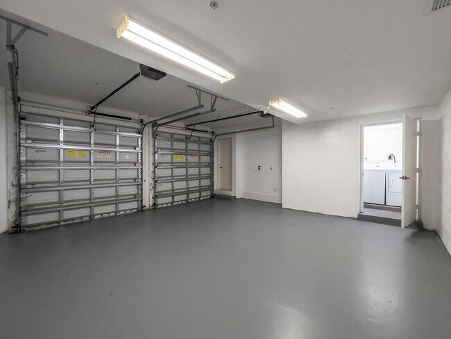 Building Photo - 2343 Vintage Dr