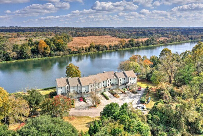 Building Photo - 110 Riverbend Dr