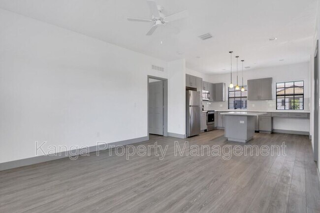 Building Photo - 600 NE 14th Ct