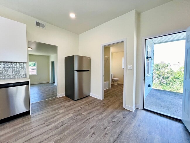 Building Photo - Now showing 3BR 2 full Bath house with lar...