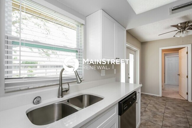 Building Photo - 3 Bedroom Pet-Friendly Home in Sarasota, FL with Main Street Renewal