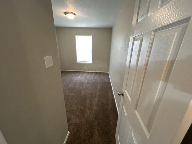 Building Photo - 4507 Lonesome Dove Dr