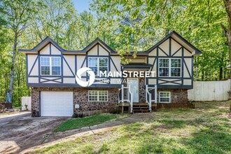 Building Photo - 4 Bedroom Pet-Friendly Home in Birmingham, AL with Main Street Renewal
