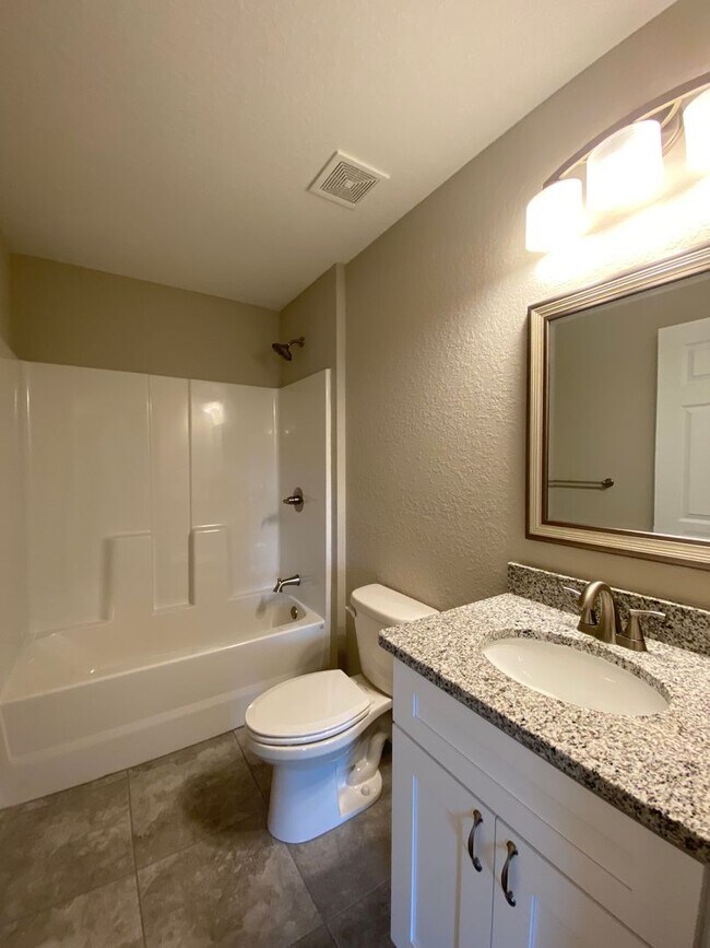 Building Photo - Custom Home - Desirable SW Ocala neighborhood 3/2/2 ** Wont Last**