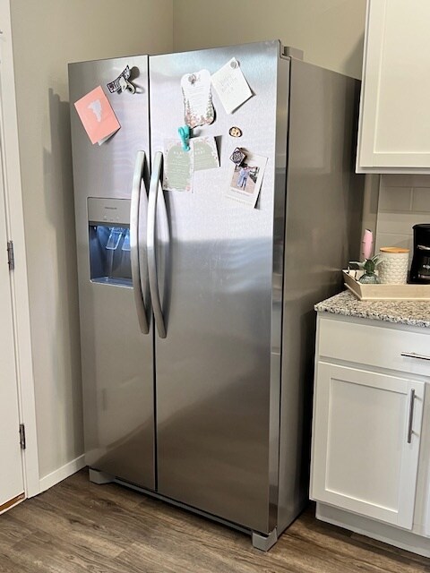 Refrigerator with ice/water in door provided with the house! - 2472 N Raven Ln