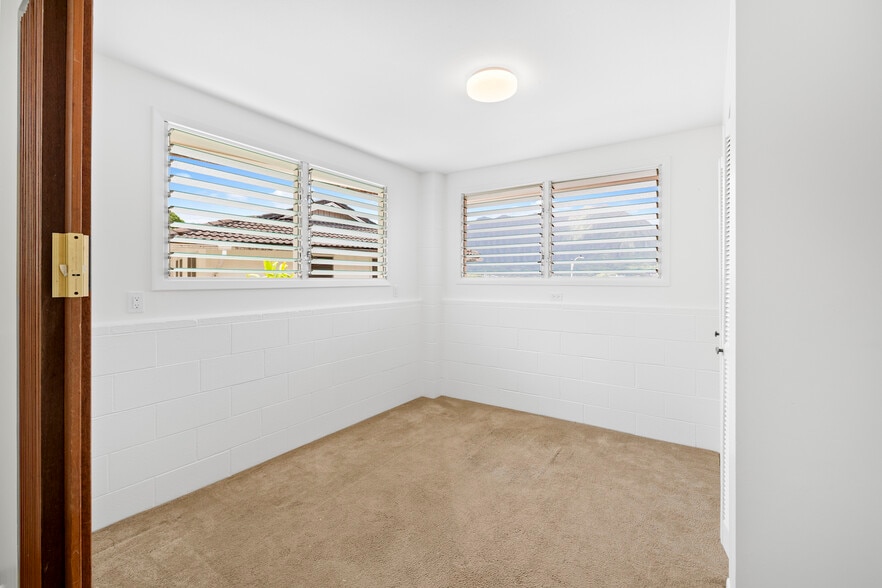 Continued: bedroom (2 flex) with accordion room divider and closets on both sides. - 45-162 Neepapa Pl