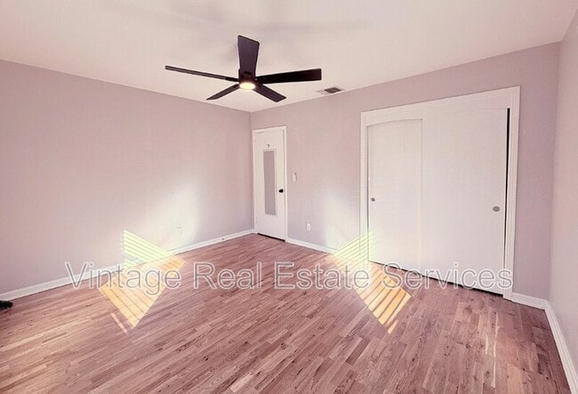 Building Photo - 105 N Aurora Ave