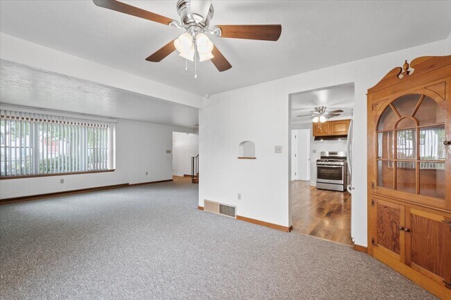 Building Photo - 3635 Poplar Ave