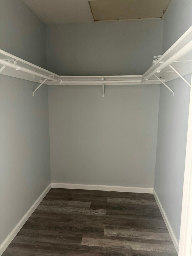 Building Photo - 2425 Cranston Dr