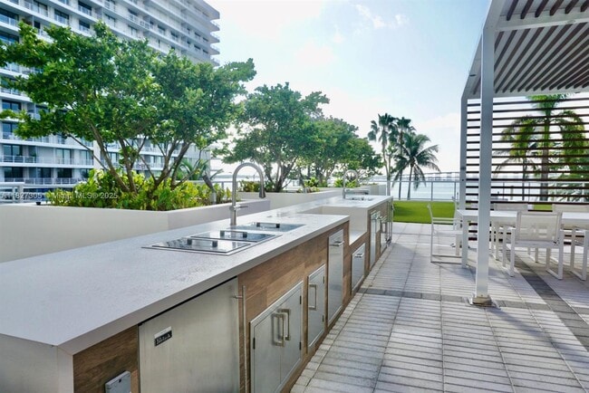 Building Photo - 1541 Brickell Ave
