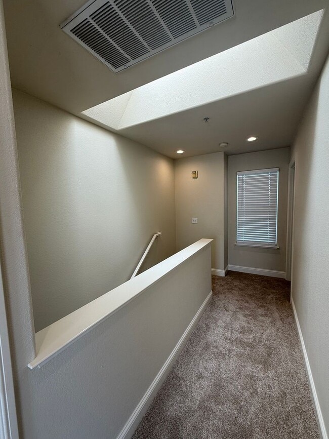 Building Photo - 2 bedroom 2.5 Bathroom Windsor Town Green Condo with carpet and A/C