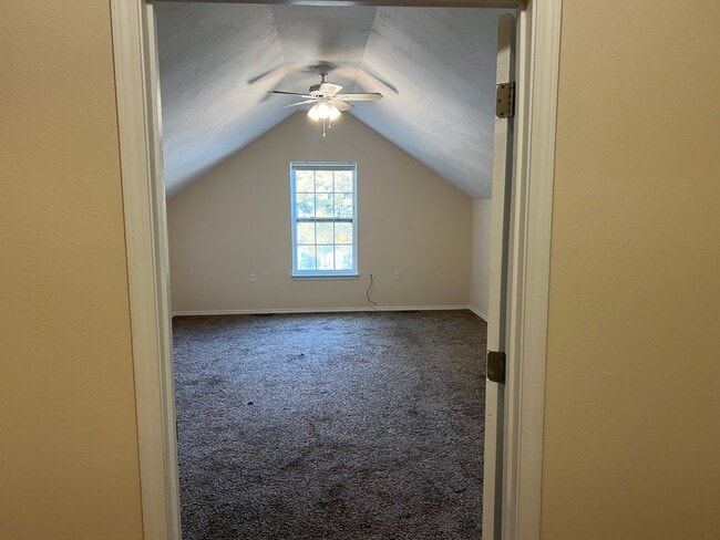 Building Photo - 1138 N Sherman Ave