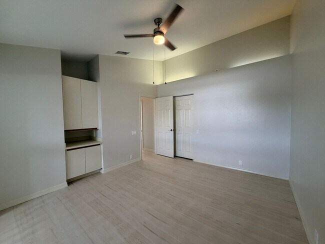 Building Photo - Beautiful Remodeled Townhome