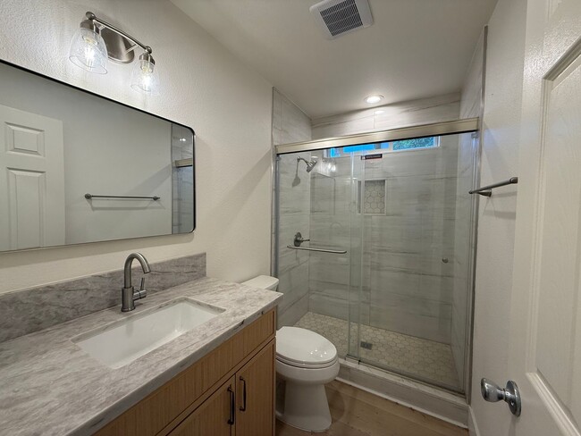 Building Photo - Gorgeous 3 bedrooms, 2.5 baths home