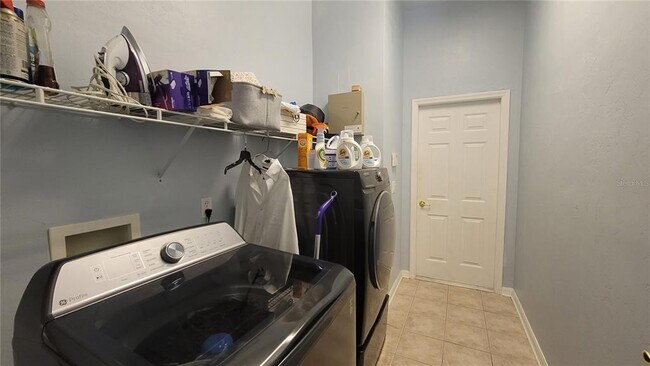 Building Photo - 3003 SW 98 Dr