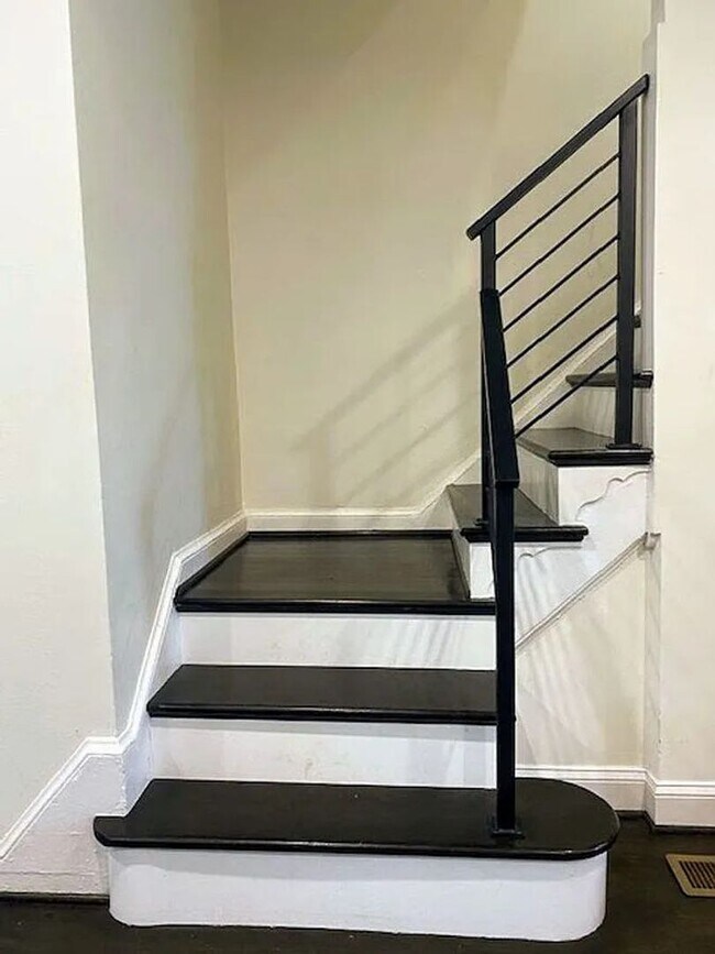 Building Photo - Brentwood Beauty