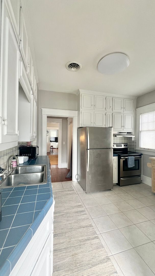 Building Photo - Beautiful 2 Bedroom home one block from ECU!