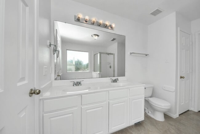 Building Photo - 7238 Foxshadows Ln