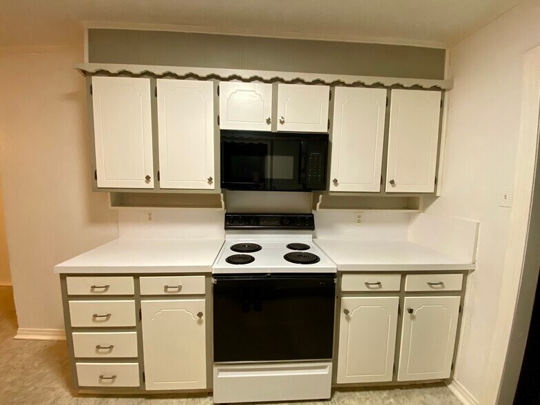 Building Photo - 613 NW Sandra Ln