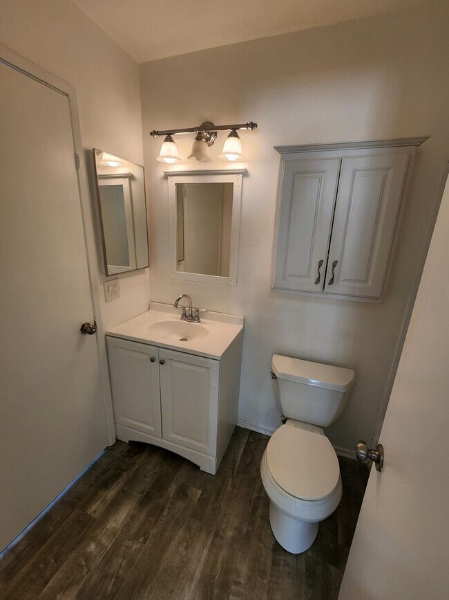 Building Photo - Upstairs One Bed, One Bath