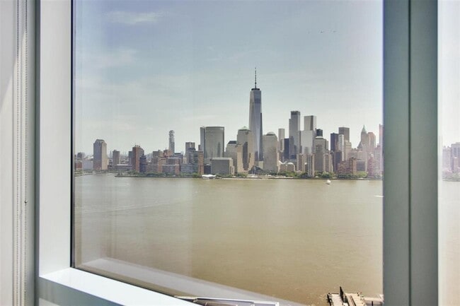 Building Photo - 77 Hudson St