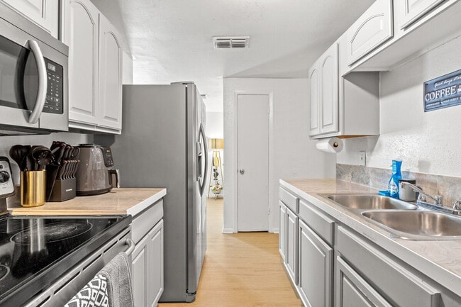 Building Photo - 3906 E Powhatan Ave