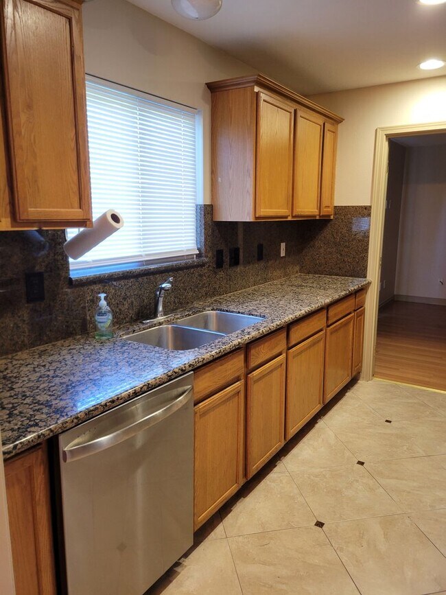 Building Photo - Updated House in NE Salem - Fenced Yard - ...