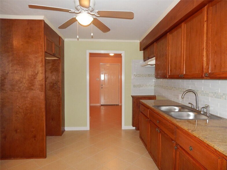 Building Photo - 1305 Jennifer Ln