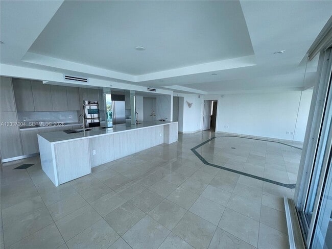 Building Photo - 5025 Collins Ave