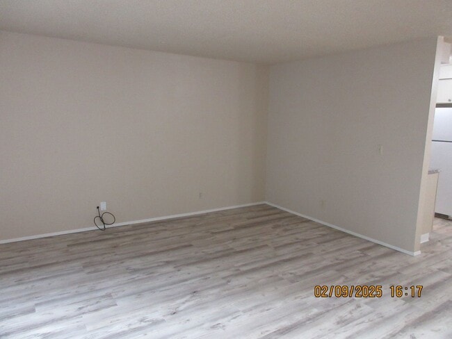 Building Photo - Updated, spacious one bedroom