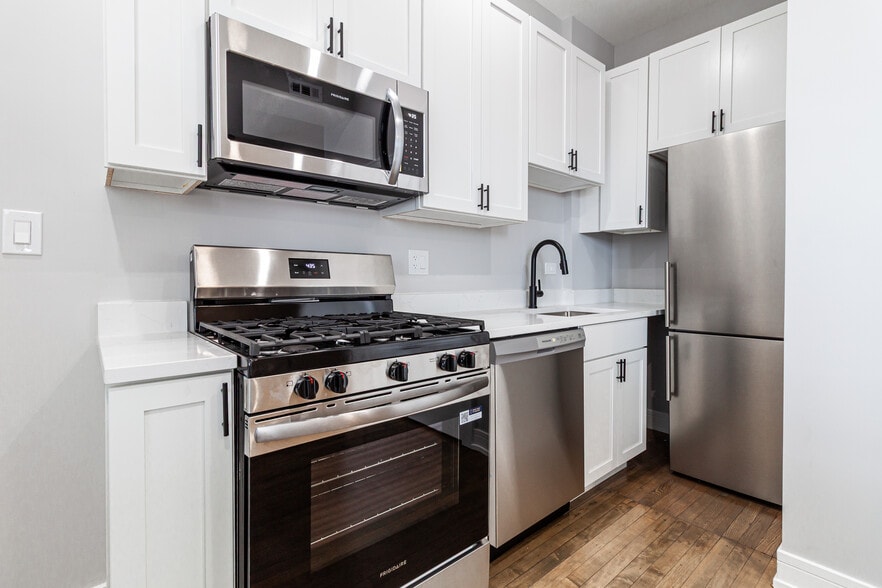 Building Photo - 3830 N Wilton Ave