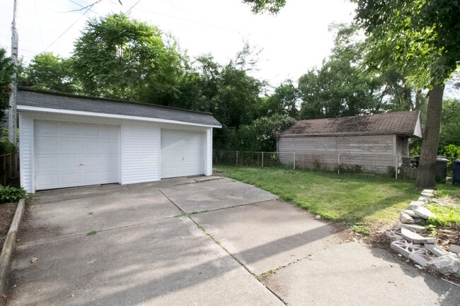 Building Photo - 2151 W Sylvania Ave