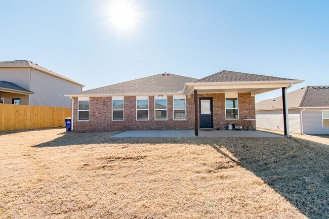 Building Photo - Well-Kept 4-bedroom 2 bath Home in Lowell! GREAT Location!