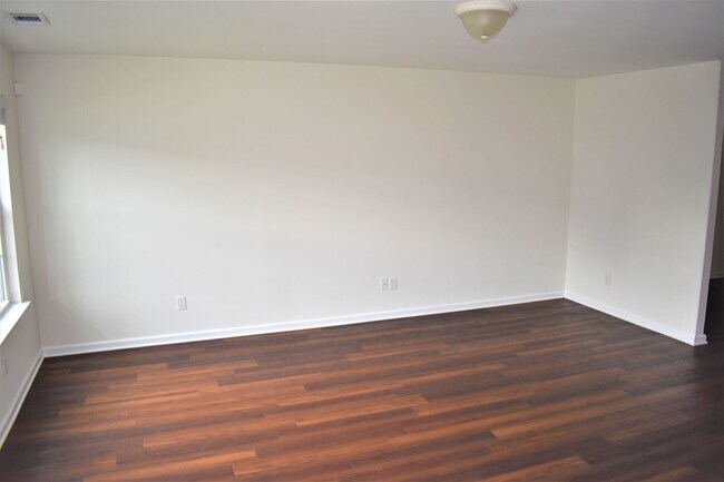 Building Photo - 4 BC