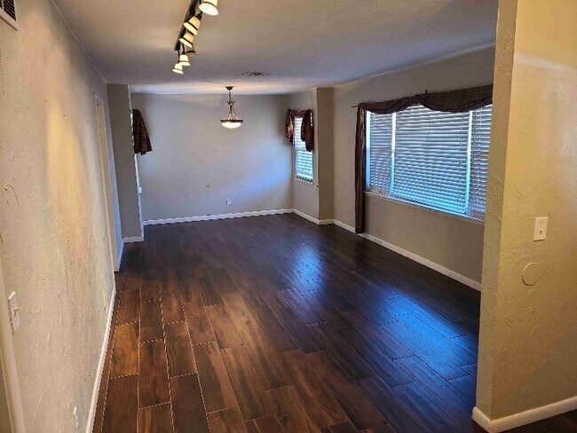 Building Photo - 2152 Huntleigh Dr
