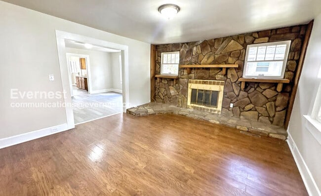 Building Photo - Limited Time Special Offer - Split your security deposit payment.  3 Bed/1 Bath Home with Fenced ...