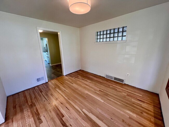 Building Photo - Pittsburgh - 2 Bedroom 1.5 Bathroom - Home...